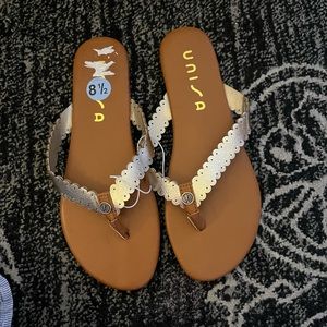 Woman’s gold flats sz 8.5 unisa